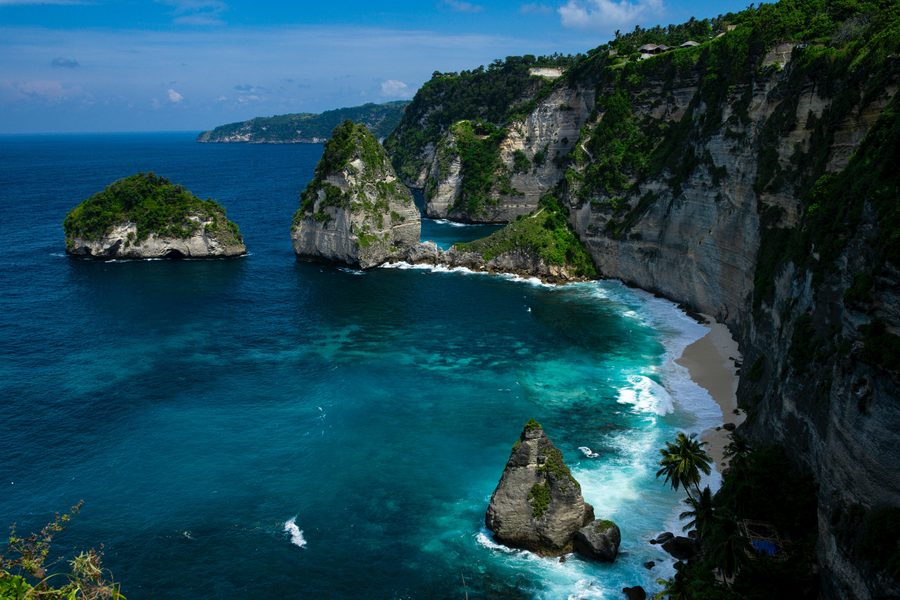 Nusa Penida cliff and Diamond Beach turquoise bay